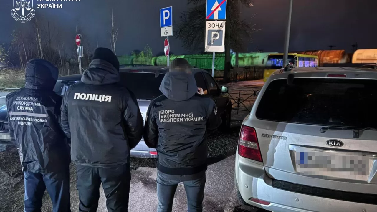 Правоохранители на автоплощадке / Фото: Львовская областная прокуратура