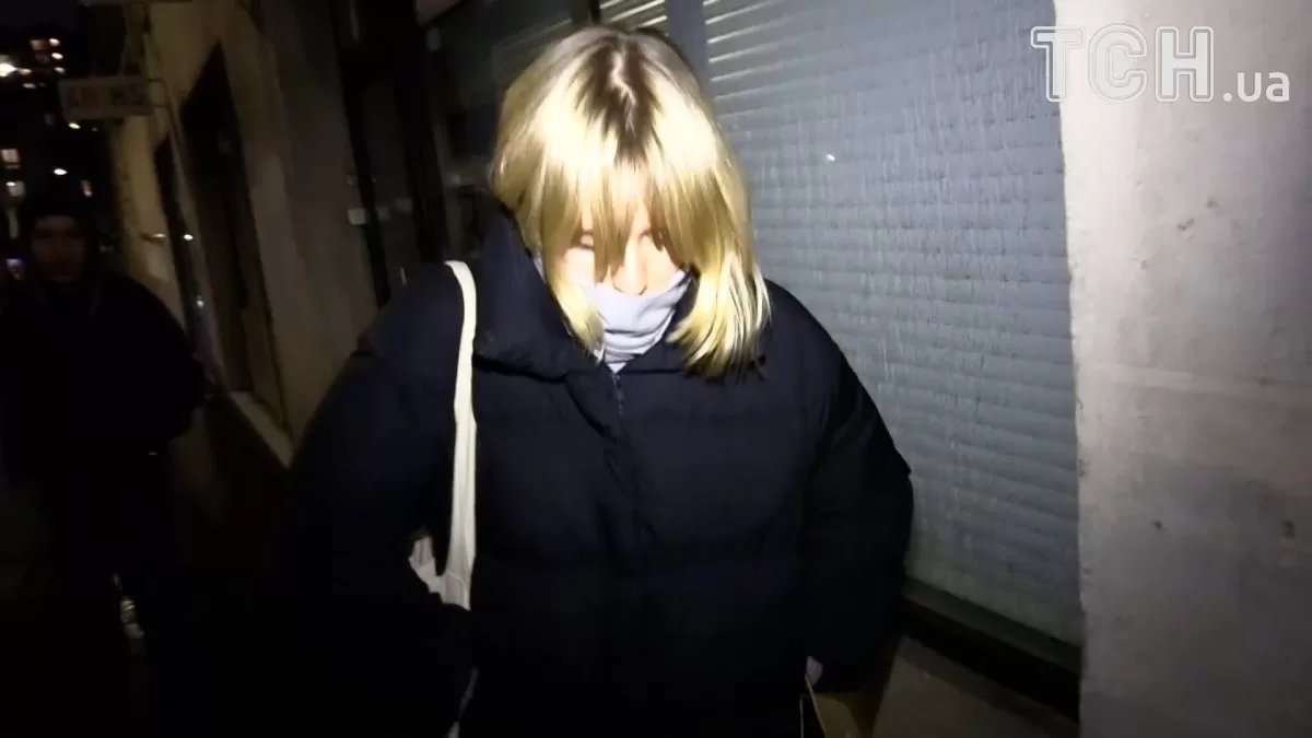 Луїза Путіна ховає обличчя від камери ТСН / Фото ТСН