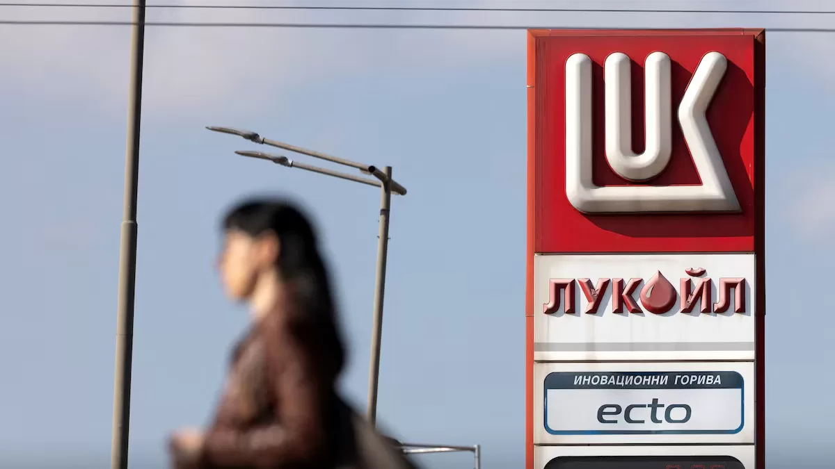 После введенных США санкций против компании в ноябре «Лукойл» начал искать покупателей на зарубежные активы / Фото Reuters