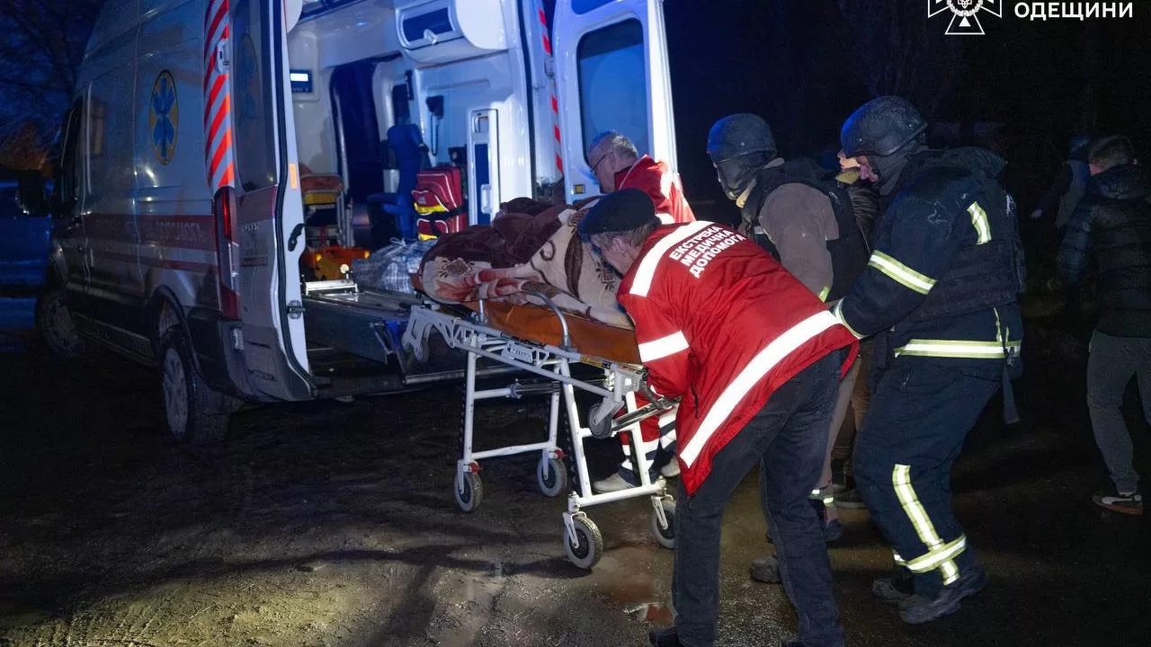 Семь человек пострадали в результате ударов РФ по Одессе 4 декабря / Фото: ГСЧС