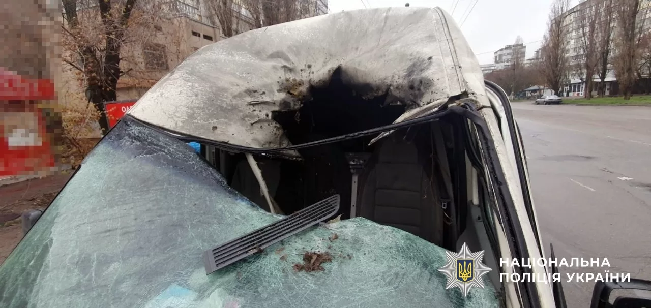 Поврежденный в результате обстрела автомобиль в Херсоне / Фото: ГУНП в Херсонской области