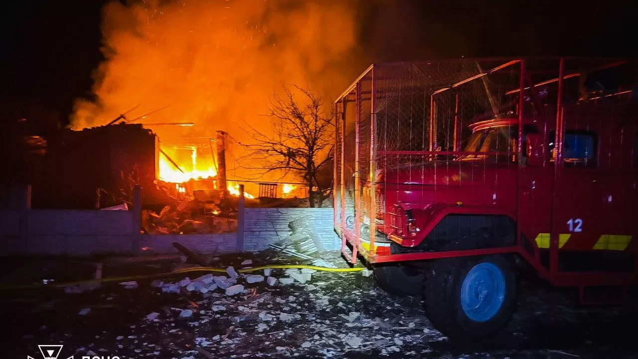 Пожары на месте ударов БпЛА в Харьковской области / Фото: ГСЧС