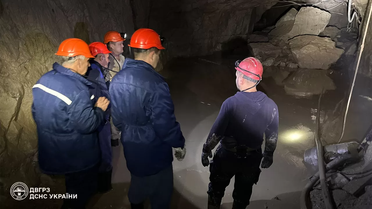 Рятувальники на місці аварії в шахті / Фото: ДСНС