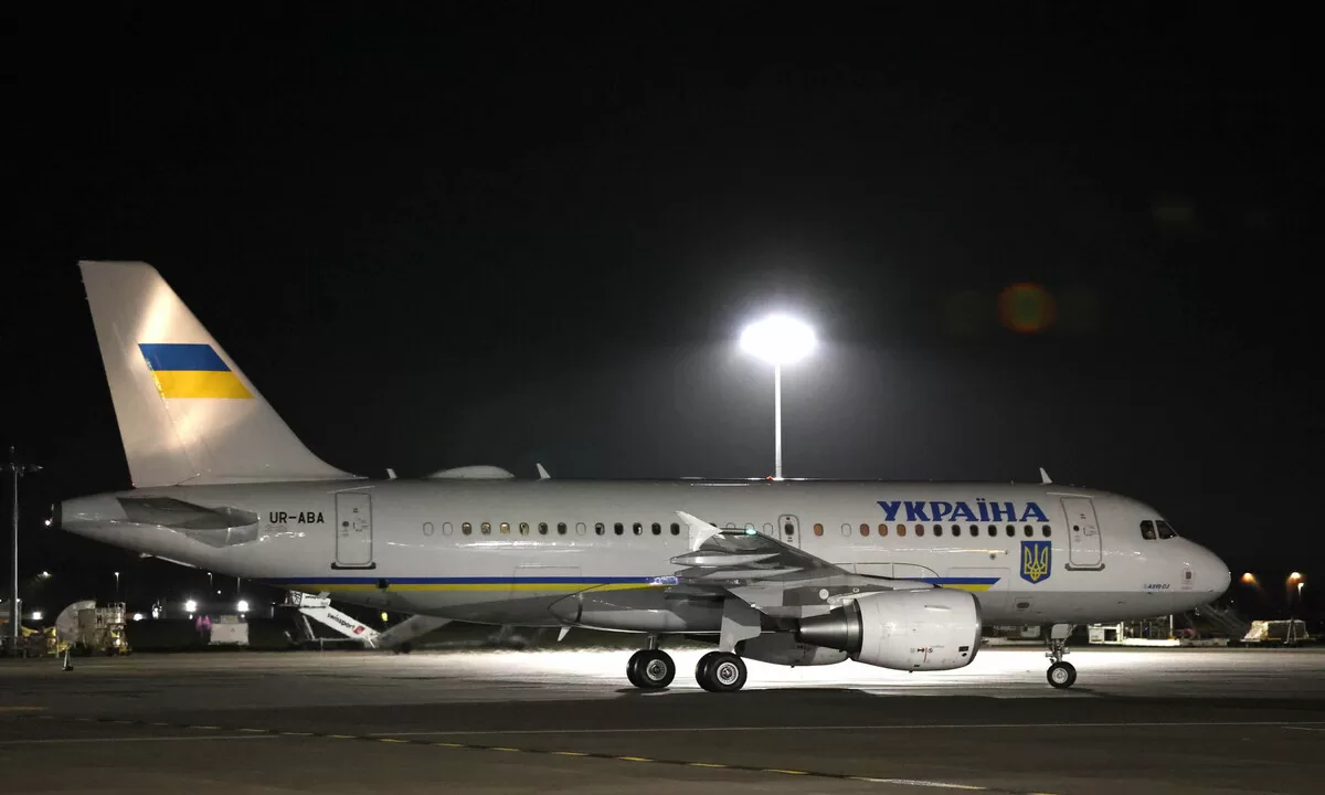 Самолет, на котором прибыл президент Украины Владимир Зеленский, вскоре после приземления в аэропорту Дублина / Фото: Alamy Stock Photo