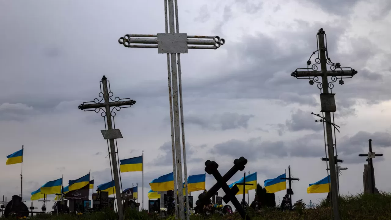 Украинские флаги развеваются над могилами погибших солдат на кладбище возле Гощи / Фото: REUTERS