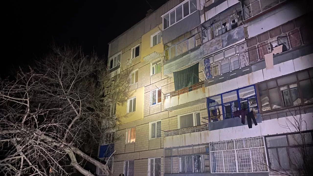 Пошкоджена обстріом багатоповерхівка у Дніпропетровській області / Фото: Владислав Гайваненко