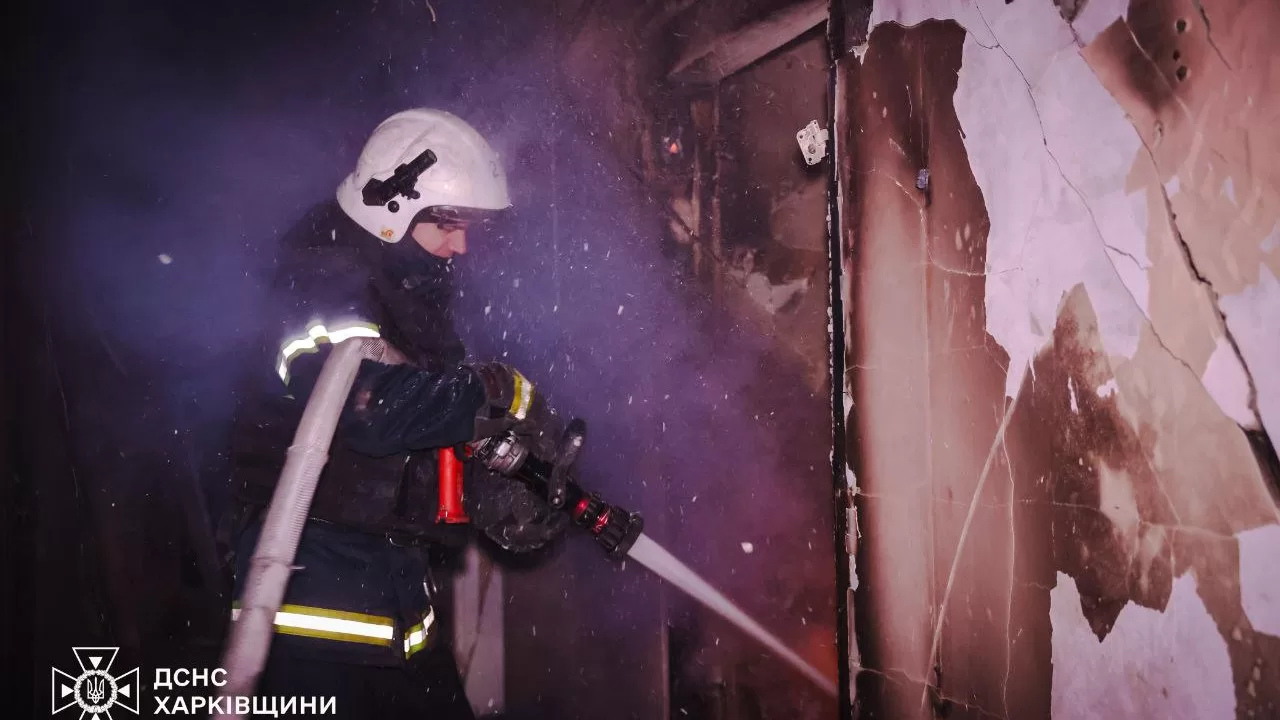Ліквідація пожежі на місці ударів БпЛА по Харкову 4 грудня / Фото: ДСНС