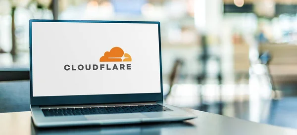 Заставка Cloudflare на комп'ютері / Фото: depositphotos