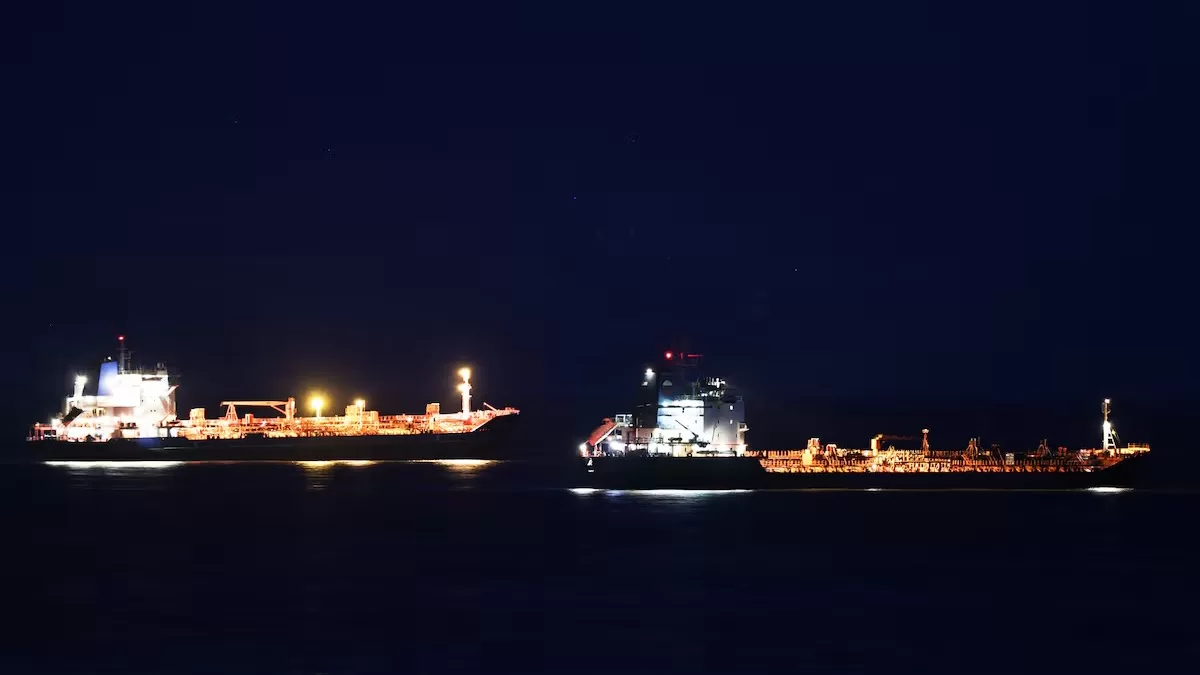 Нефтяные танкеры плывут вблизи портового города Находка, Россия, 12 августа 2022 года / Фото Reuters