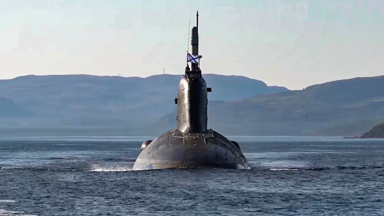 Російський підводний човен спливає на поверхню під час спільних військових навчань з Білоруссю у вересні 2025 року / Фото: Міноборони Росії