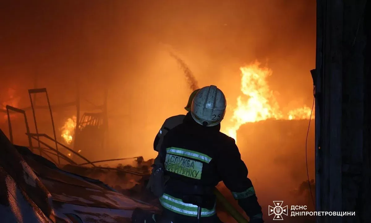Масштабна пожежа на центральному складі мережі аптек "Мед-Сервіс" у Дніпрі  / Фото: ДСНС