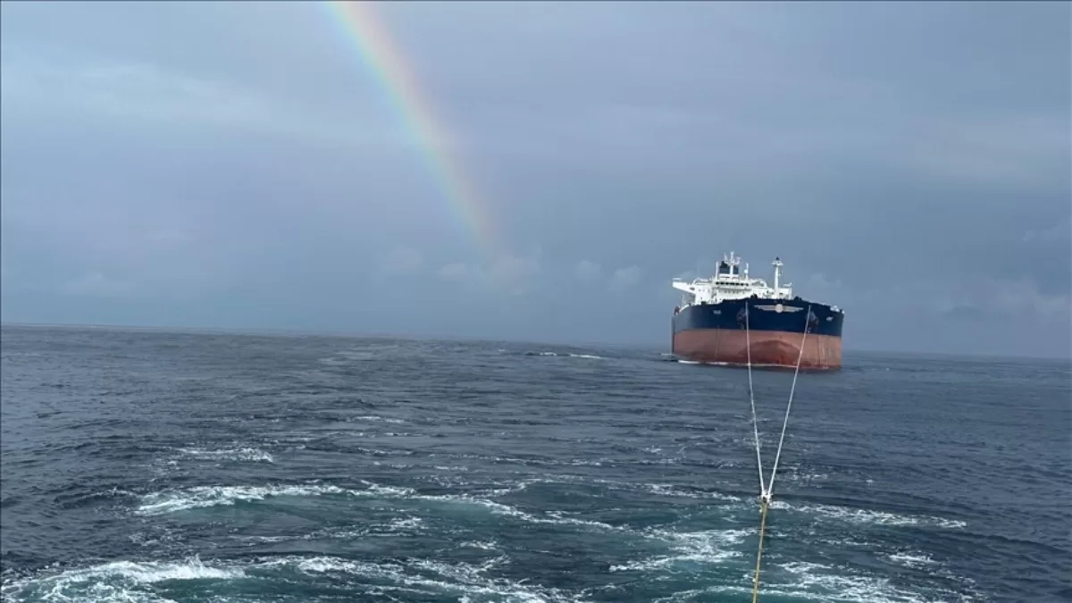 Судно «VIRAT», атакованное 28 ноября в Черном море, буксируют к берегам Стамбула / Фото Anadolu