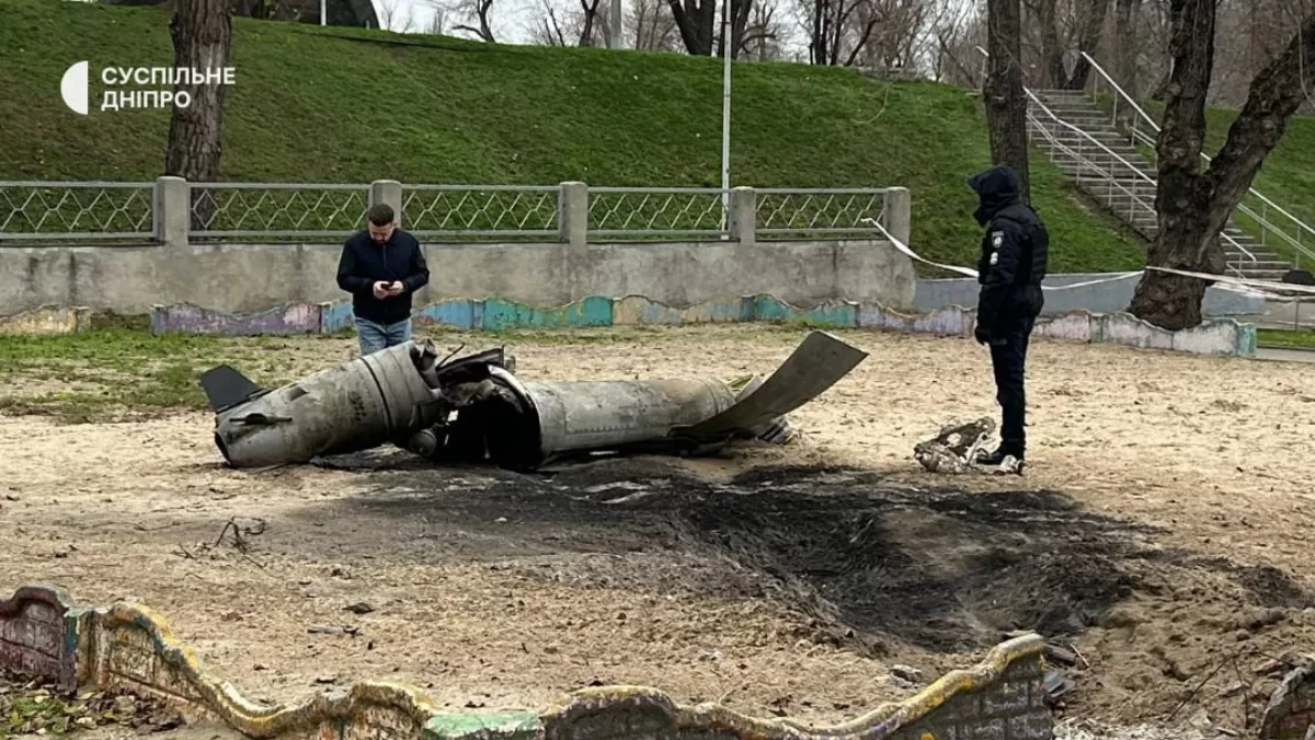 Обломки российской ракеты на детской площадке в Днепре. 6 декабря 2025 года. Иллюстративное фото / Фото Суспільне Днепр