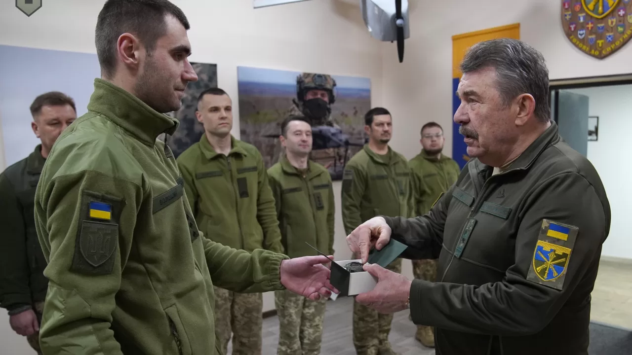 Олександр Кузьмук за дорученням генерал-майора Ігоря Плахути вручив військовослужбовцям Сил ТрО відомчі відзнаки та цінні подарунки / Фото з Facebook Сили територіальної оборони ЗСУ