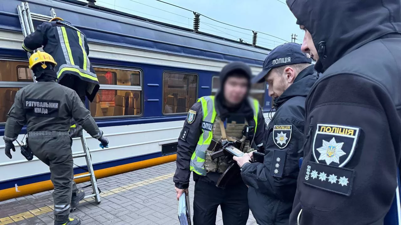 Слідчо-оперативна група Голосіївського та головного управлінь поліції та судово-медичний експерт працюють на місці інциденту / Фото Нацполіція