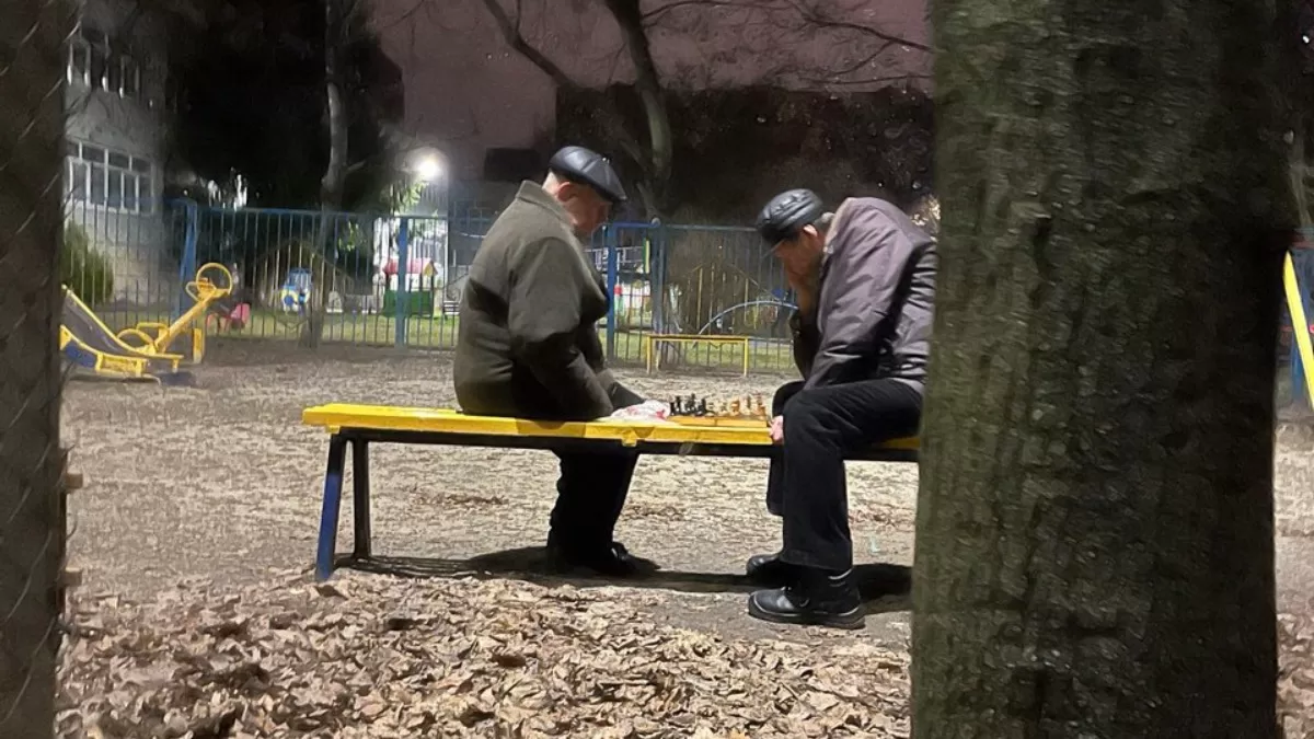Когда дома нет света, харьковские шахматисты ищут место на улице. 5 декабря 2025 / Фото Glavnoe.in.ua