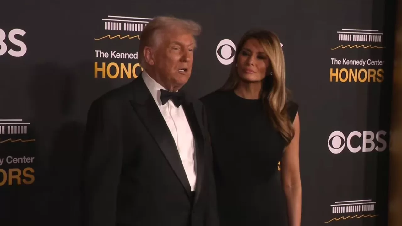 Президент Трамп и первая леди прибывают на церемонию вручения наград Кеннеди-Центра / Скриншот