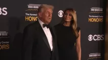 Президент Трамп и первая леди прибывают на церемонию вручения наград Кеннеди-Центра / Скриншот