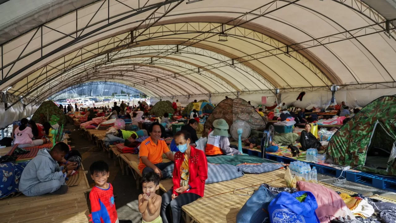 Люди відпочивають у притулку після нових військових зіткнень між Таїландом і Камбоджею вздовж частини спірного кордону в провінції Бурірам, Таїланд, 8 грудня 2025 року / Фото: REUTERS