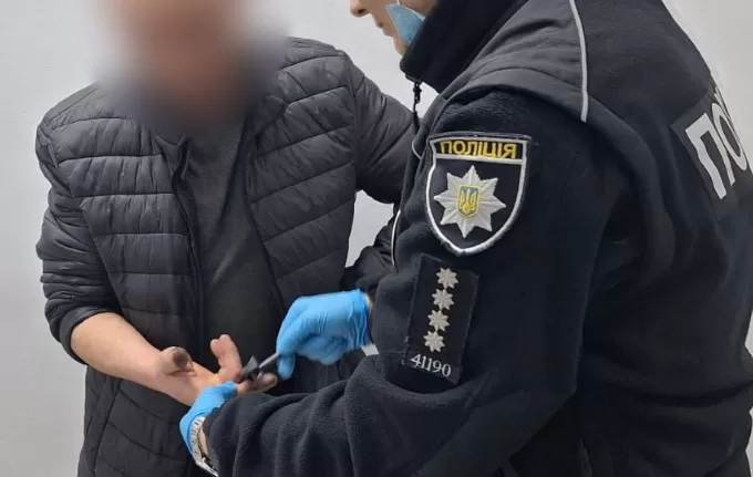 Син намагався приховати вбивство матері, пояснюючи травми «випадковим падінням» / Фото: Нацполіція