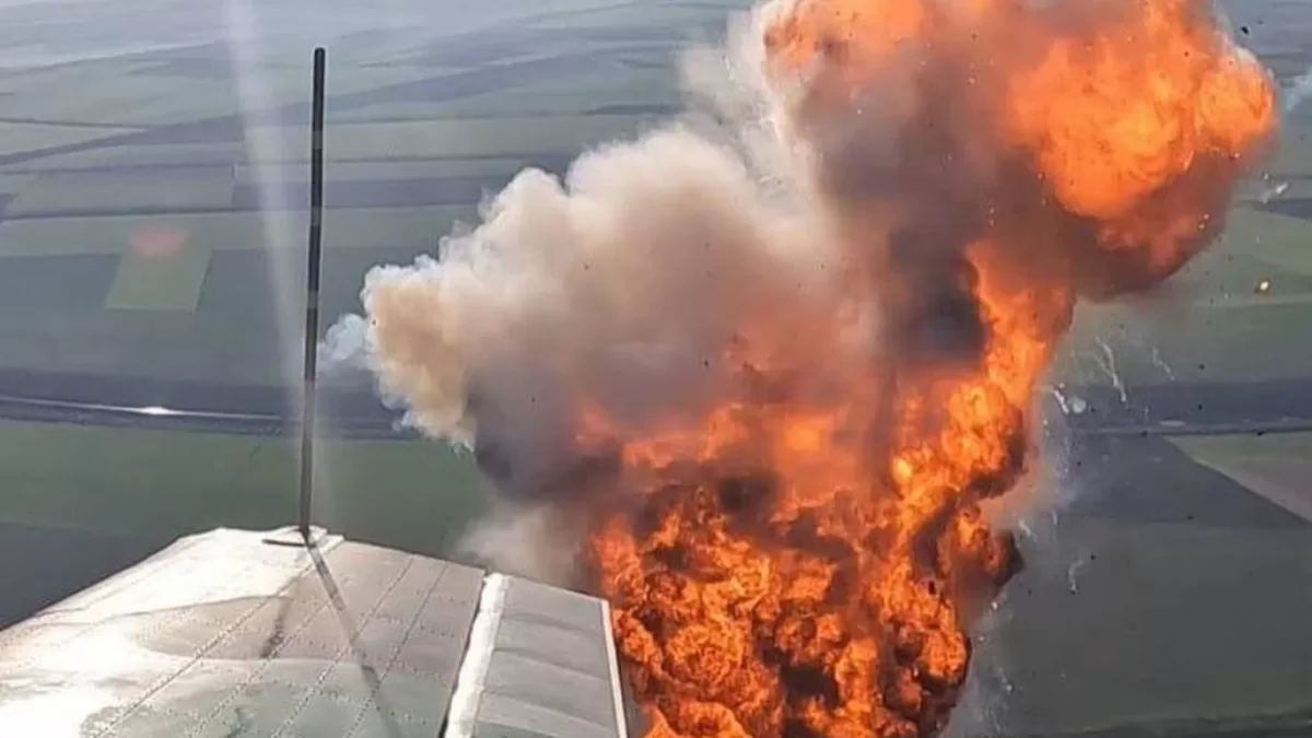 Вибух ударного БпЛА Герань-2, після ураження, в безпосередній близькості до літака-перехоплювача Як-52 АА СВ ЗСУ / Фото з X @NHunter007