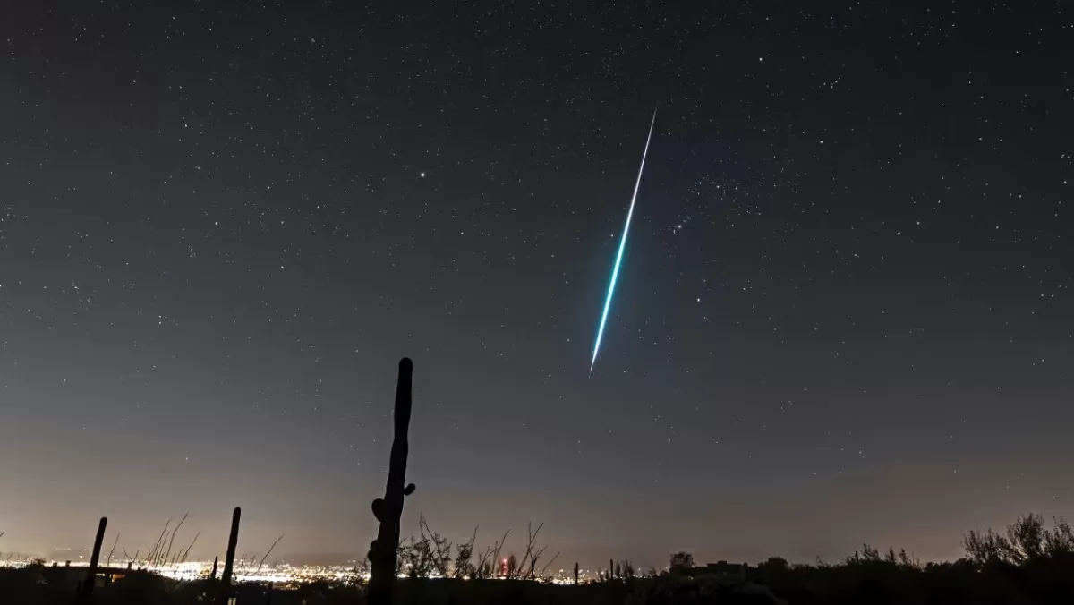 Падаюча зірка з метеорного потоку Гемініди пролітає по небу в грудні 2017 року / Фото CNN