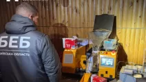 На Київщині викрили нелігальний цех, який виготовляв тисячі пачок сигарет щодоби / Фото: БЕБ