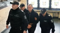 Поліція супроводжує Ігоря Гречушкіна з суду в Софії, 10 грудня 2025 року / Фото AP Photo