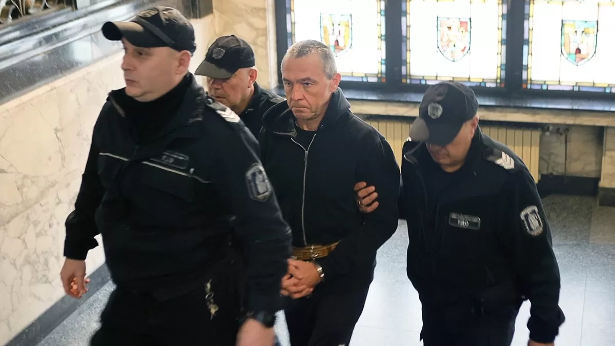 Поліція супроводжує Ігоря Гречушкіна з суду в Софії, 10 грудня 2025 року / Фото AP Photo