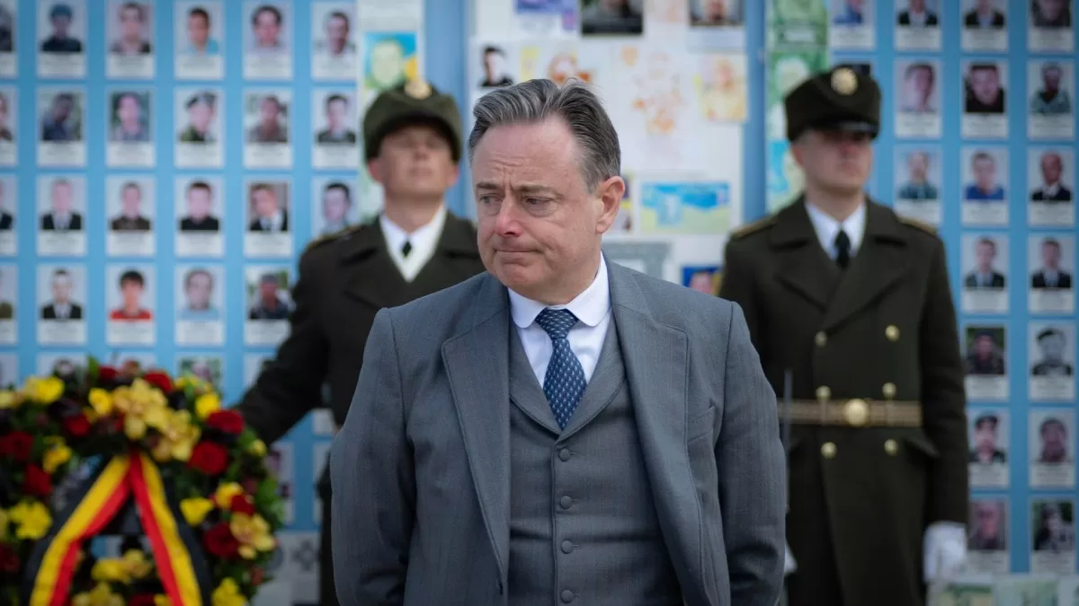 Барт де Вевер у Стены памяти на Михайловской площади в Киеве. 8 апреля 2025 / Фото с X @Bart_DeWever