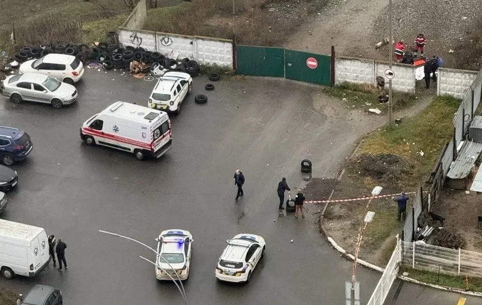 Полиция и медики на месте взрыва в Киеве / Фото: ХУ КИЇВ