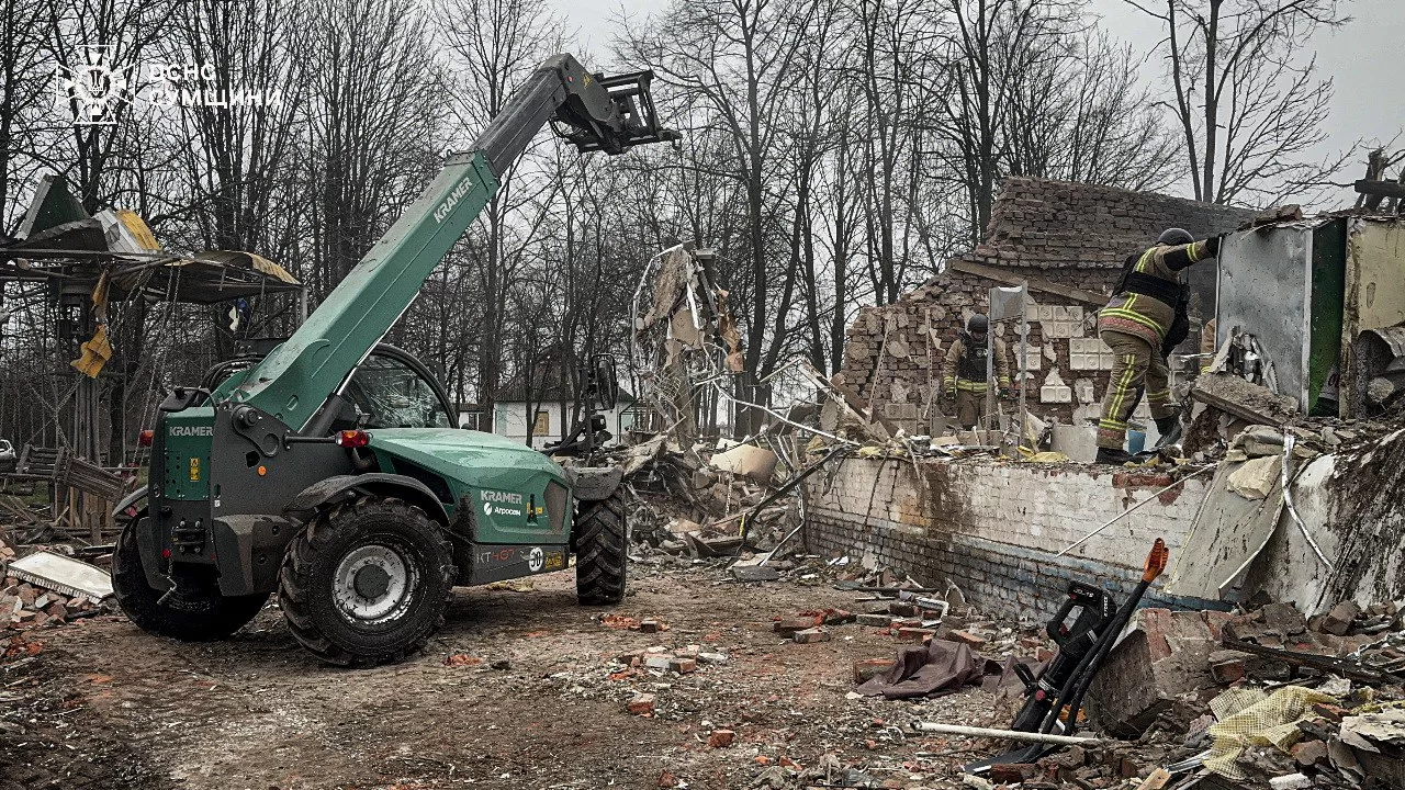 Розбирання завалів після авіаудару по магазину на Сумщині / Фото: ДСНС