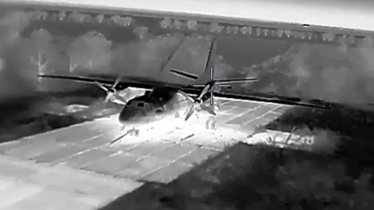 Военный самолет РФ на аэродроме / Скриншот