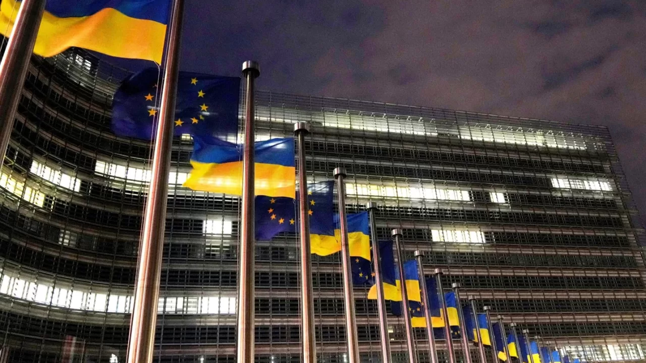 The flags of the European Union and Ukraine fly in the wind near the EU headquarters in Brussels / Photo: AP