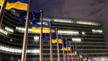 The flags of the European Union and Ukraine fly in the wind near the EU headquarters in Brussels / Photo: AP