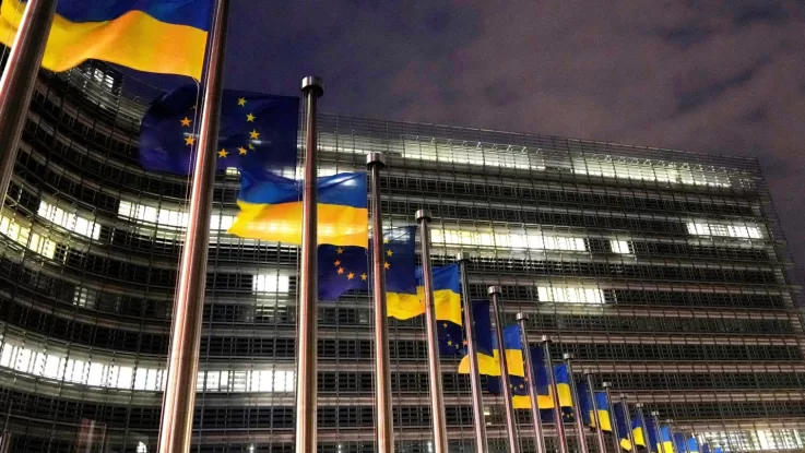 The flags of the European Union and Ukraine fly in the wind near the EU headquarters in Brussels / Photo: AP