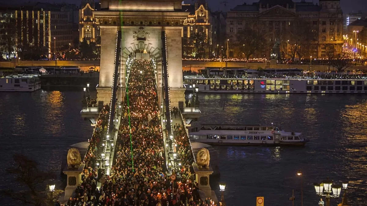 Протестующие во время демонстрации против бездействия правительства в отношении распространенных злоупотреблений в детских учреждениях, Будапешт, 13 декабря 2025 г. / Фото AFP