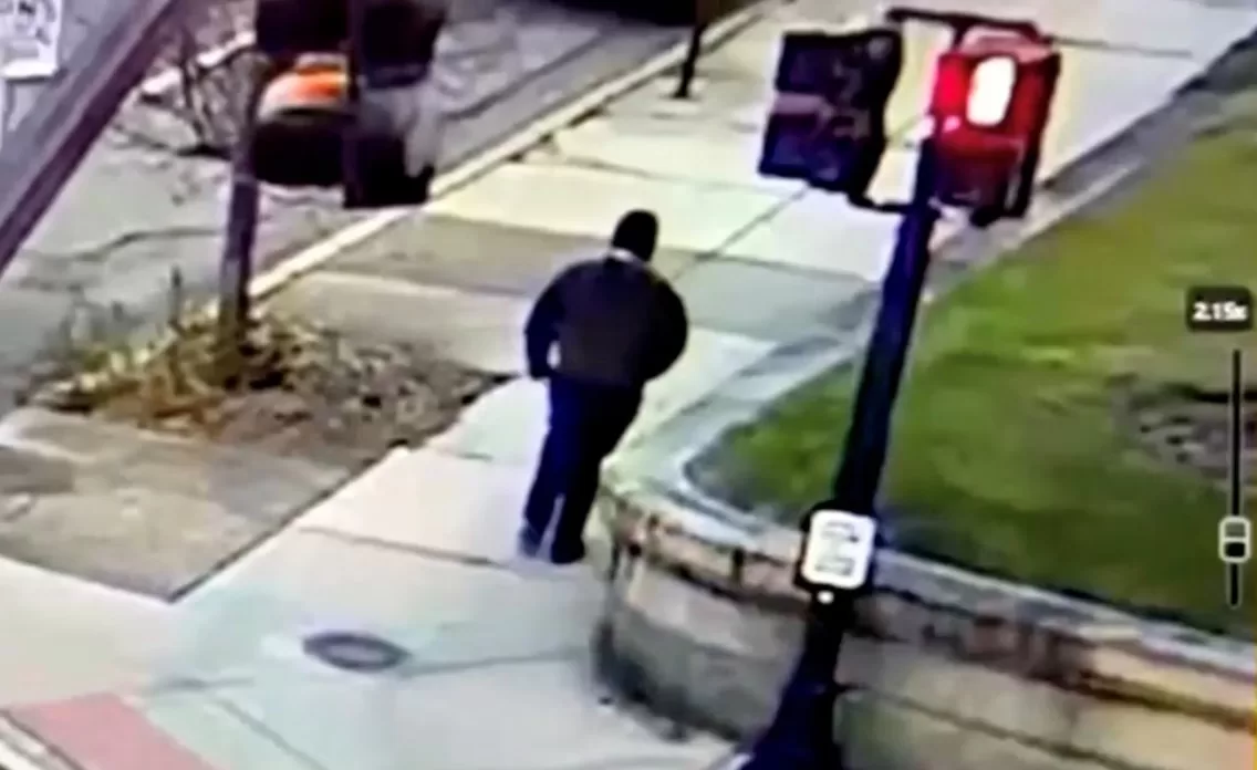Скріншот з камери відеоспостереження, на якому, за словами поліції, зображений підозрюваний у стрілянині в Університеті Брауна / Фото: Відділу зв'язків з громадськістю міста Провіденс