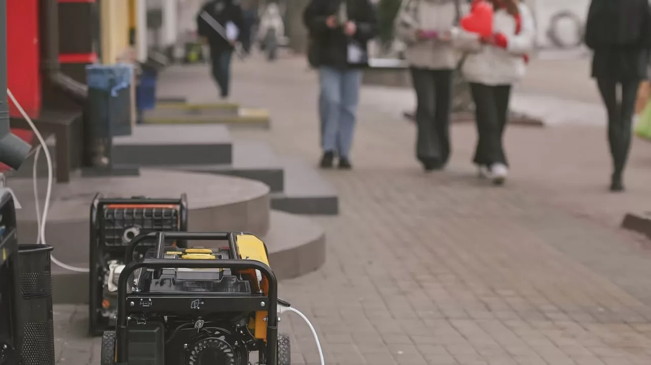 Генераторы на улице / Фото: Freepik