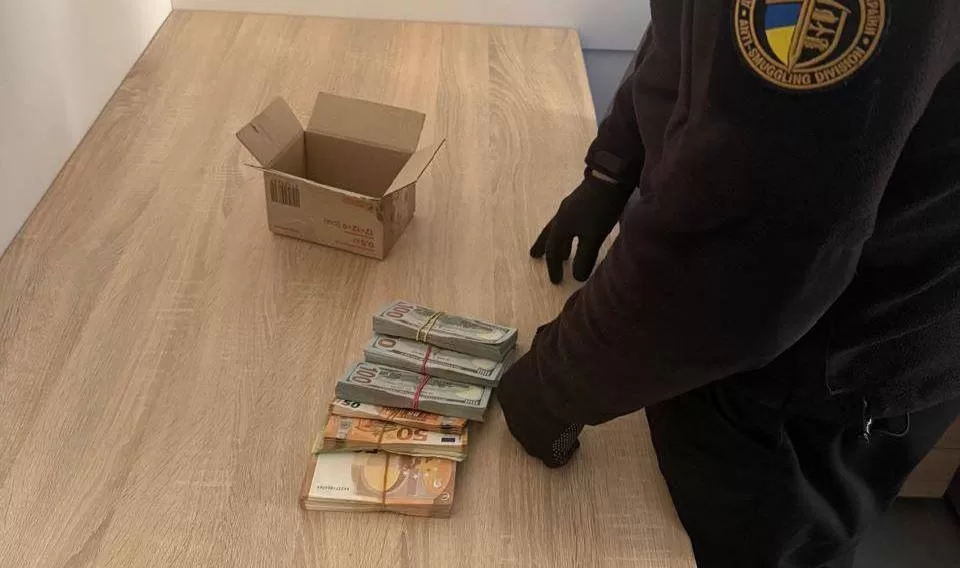 Таможенники нашли у киевлянина контрабандные деньги / Фото: Гостаможслужба