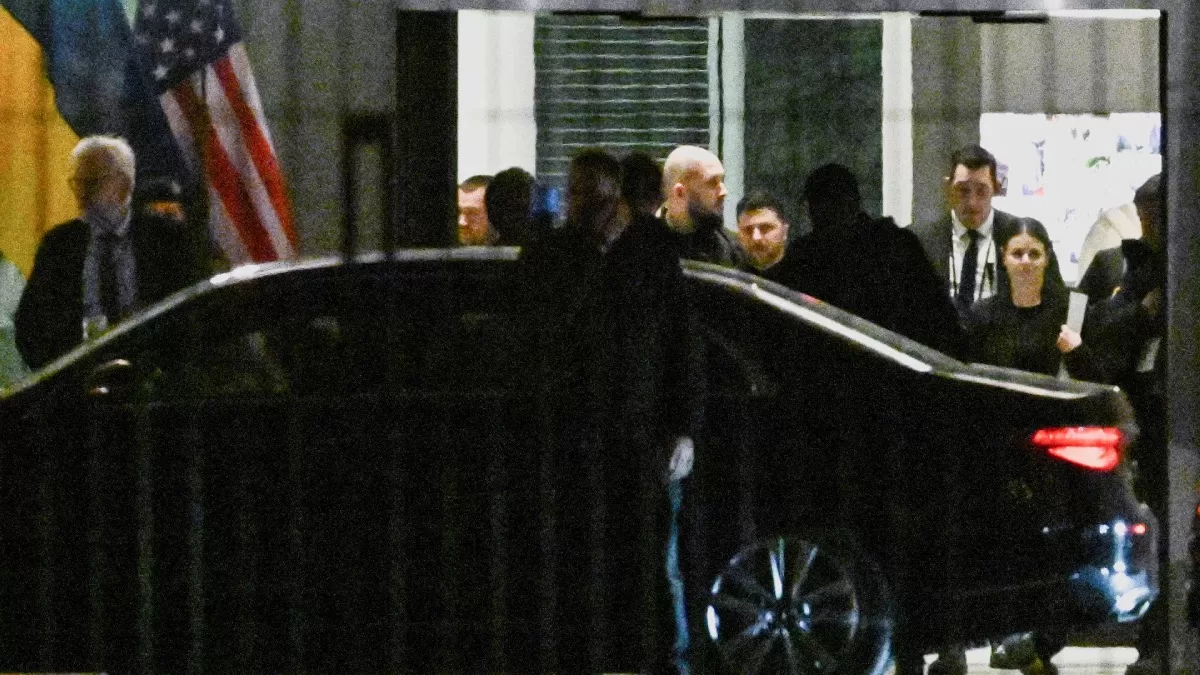 Президент України Володимир Зеленський залишає канцелярію після переговорів з посланцем США Стівом Віткоффом і зятем президента США Дональда Трампа Джаредом Кушнером, Берлін, 14 грудня 2025 року / Фото Reuters