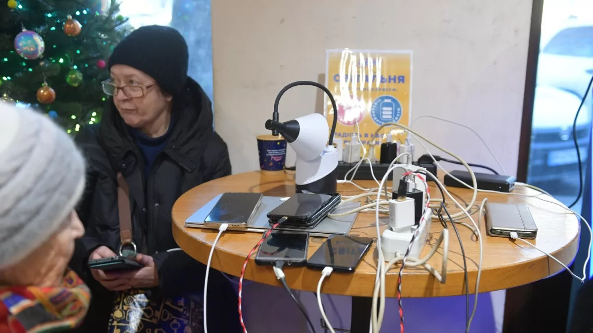 Одесситы заряжают телефоны в одном из магазинов во время отключения света / Фото Суспільне Одеса