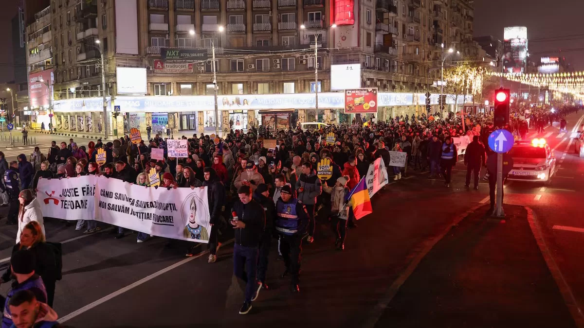 Люди участвуют в марше в поддержку честности и прозрачности в румынской системе правосудия, Бухарест, Румыния, 14 декабря 2025 года / Фото Reuters
