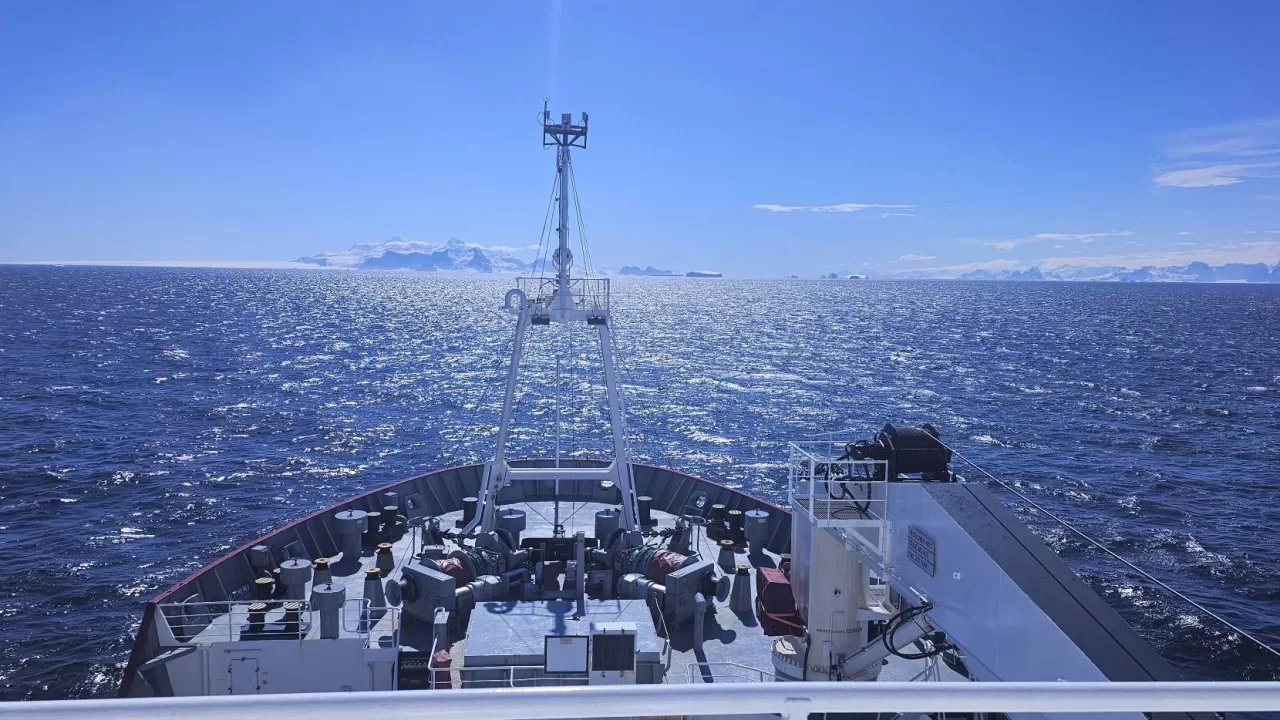 Ледокол «Ноосфера» за Южным полярным кругом / Фото: Национальный антарктический научный центр