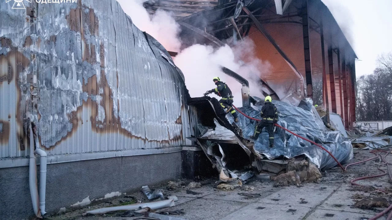 Спасатели на месте пожара на складах в Одессе / Фото: ГСЧС