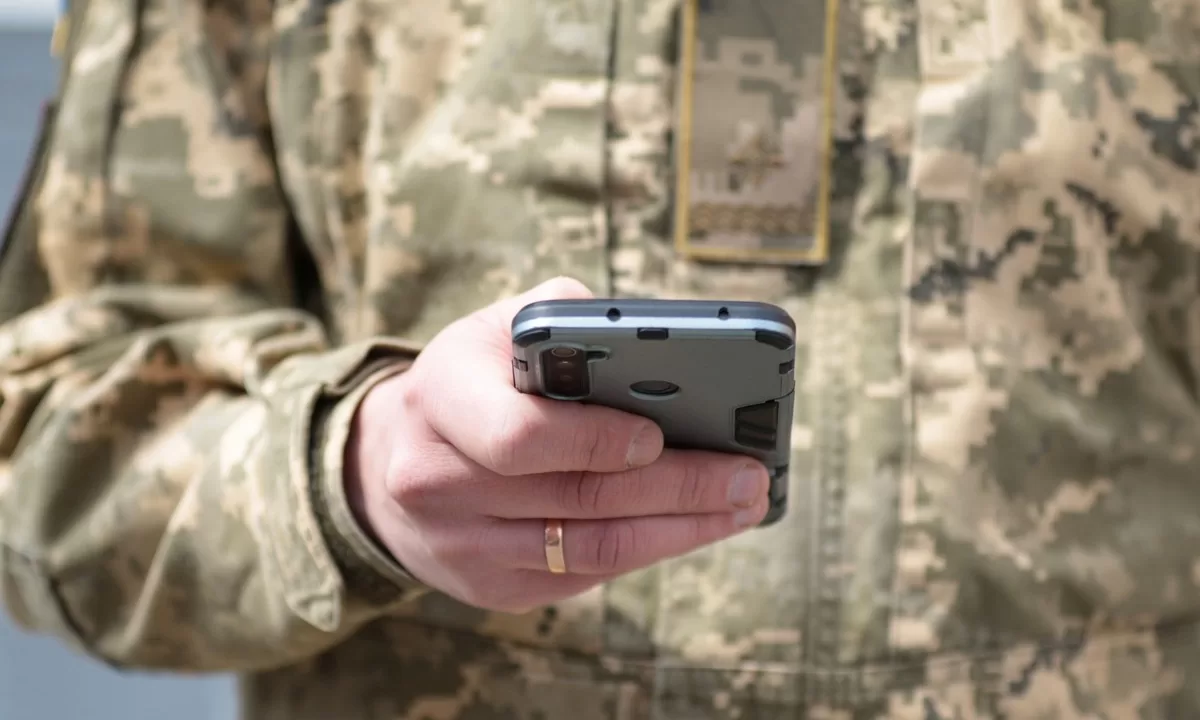 Військовий з телефоном / Фото: armyinform.com.ua