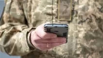 Військовий з телефоном / Фото: armyinform.com.ua