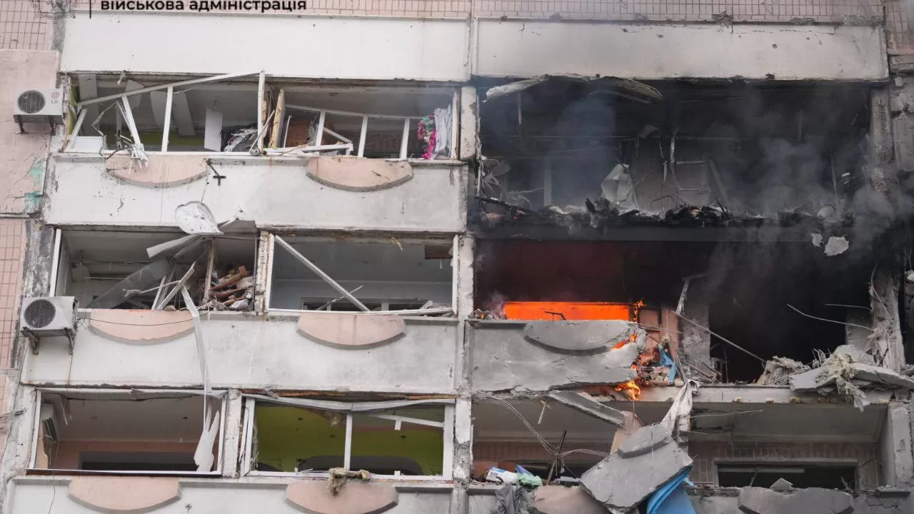 Поврежденная обстрелом многоэтажка / Фото: Запорожская ОВА