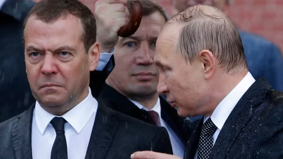 Путін спілкується із Медведєвим під час церемонії покладання вінків до річниці вторгнення німецько-фашистських військ в СРСР. 22 червня 2017 / Фото Reuters