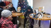 Odessa residents charge their phones and power banks in one of the shops during a power outage / Photo: Suspilne Odessa
